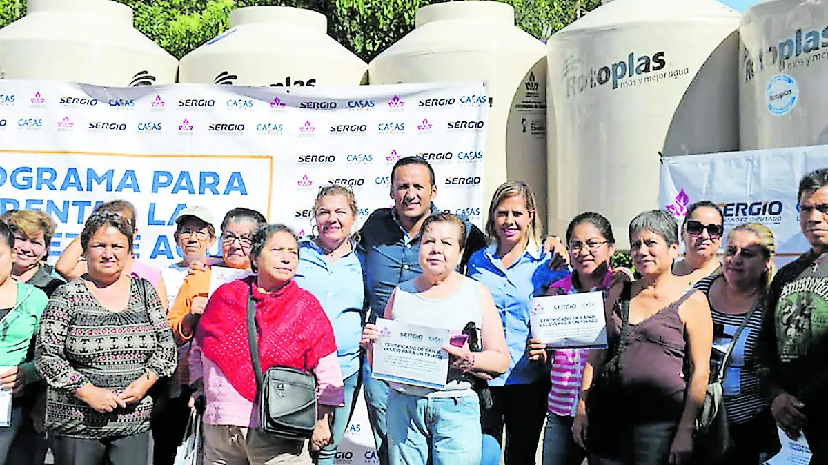 Sergio Hernandez-Entrega de Tinacos en Xalapa 2_CMYK